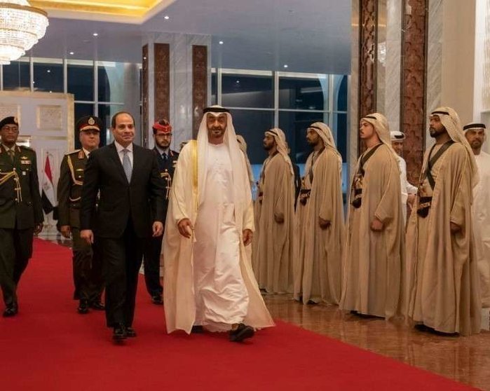 El presidente de Egipto junto al príncipe heredero de Abu Dhabi.(WAM)
