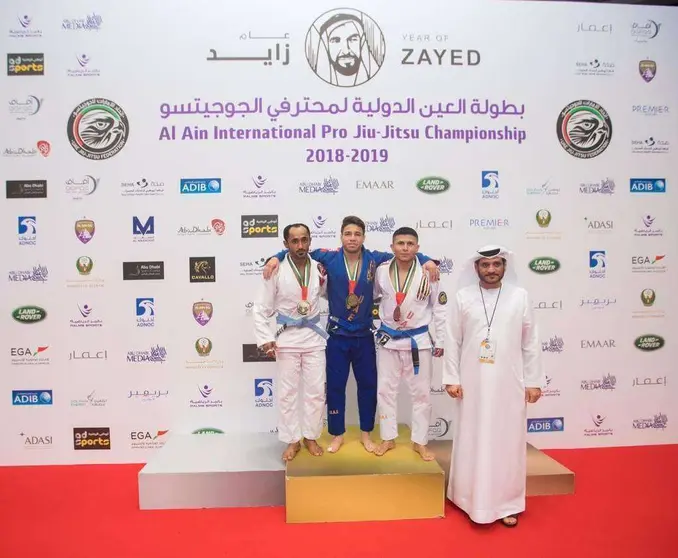 Willy Fernández en el centro de la imagen con una de sus medallas de oro.