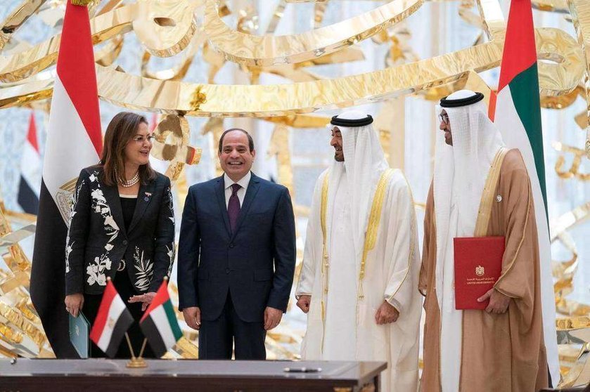 El presidente egipcio junto al príncipe heredero de Abu Dhabi antes de la firma del acuerdo.