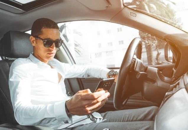 Un joven mira su móvil mientras conduce. (Fuente externa)