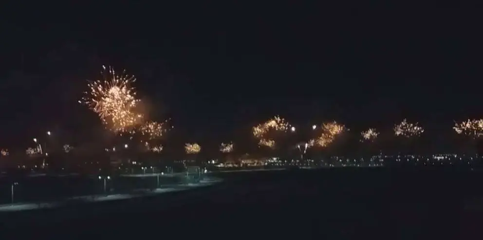 Fuegos artificiales en Emiratos Árabes. (EL CORREO)