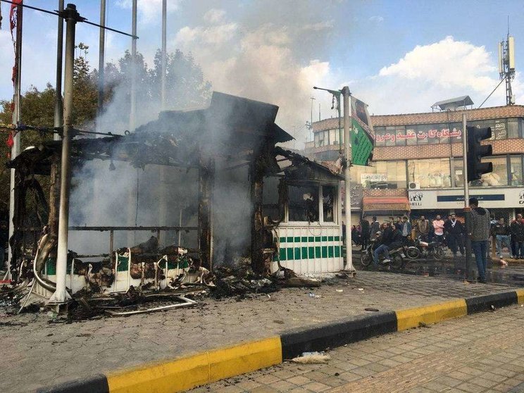 Manifestantes en Irán han incendiado edificios públicos.