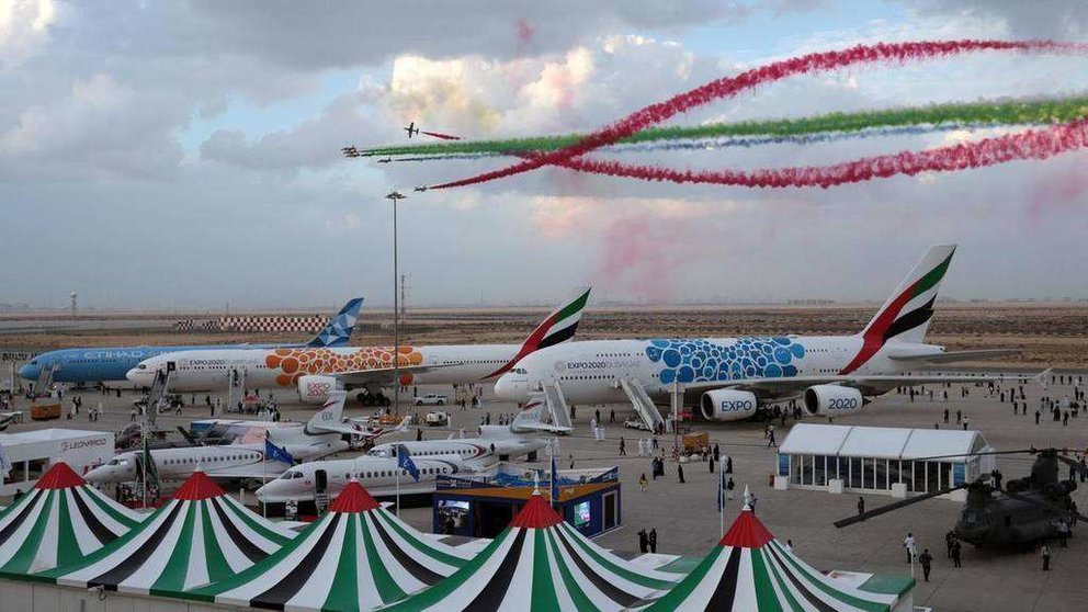 En la imagen de Reuters, pilotos acrobáticos emiratíes en el Dubai Airshow.