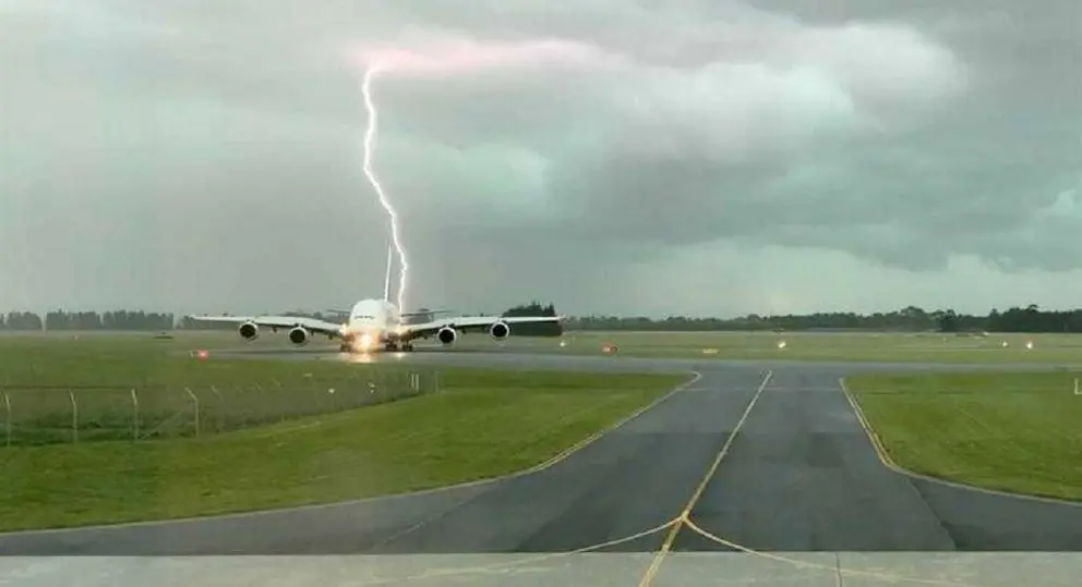 Momento en el que el rayo impacta cerca del avión de Emirates.