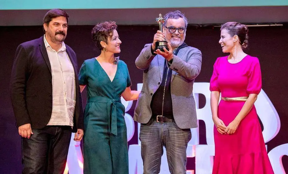 Momento de entrega del Colón de Oro a los responsables de la película 'Canción sin nombre'. (Cedida)