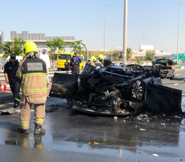 La Policía de Dubai difundió esta imagen del coche siniestrado.