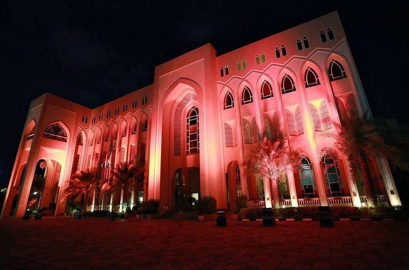 Sede de la Unión General de Mujeres de EAU, iluminada de naranja. (WAM)