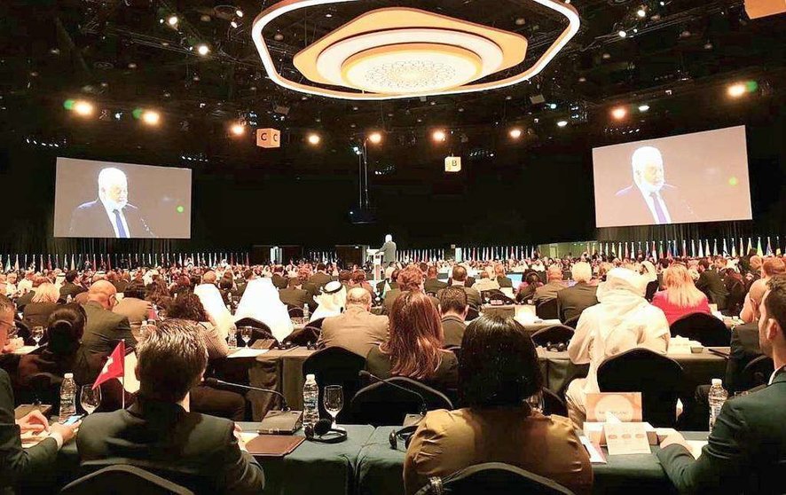 El español Vicente G. Loscertales, durante su intervención ante los 1.000 delegados que asisten a la IV Reunión de Participantes en Expo Dubai 2020. (@EmbEspEAU)