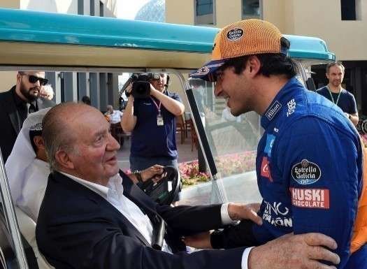 El rey Juan Carlos saluda al piloto español Carlos Sainz en Abu Dhabi. (Instagram)