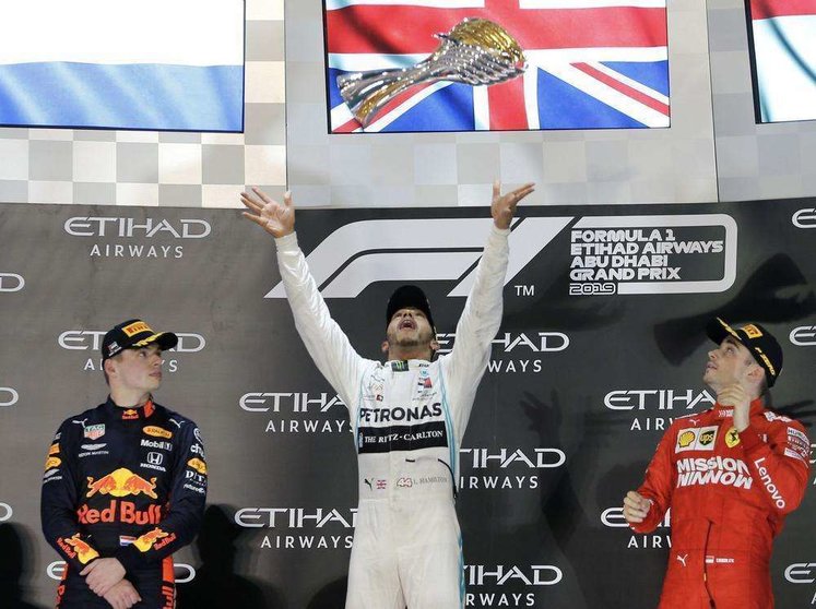 Hamilton en el podio de Abu Dhabi. (Reuters)