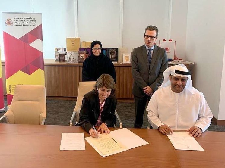 Luisa Mora firma uno de los acuerdos suscritos por la Biblioteca Islámica en Emiratos Árabes en presencia del embajador de España, entre otras personas. (Cedida)
