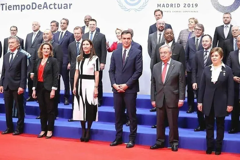 El presidente del Gobierno de España en funciones, Pedro Sánchez, la ministra para la Transición Ecológica en funciones, Teresa Ribera, y el secretario general de la ONU, António Guterres, entre otros líderes, posan en Madrid. (EFE / Chema Moya)