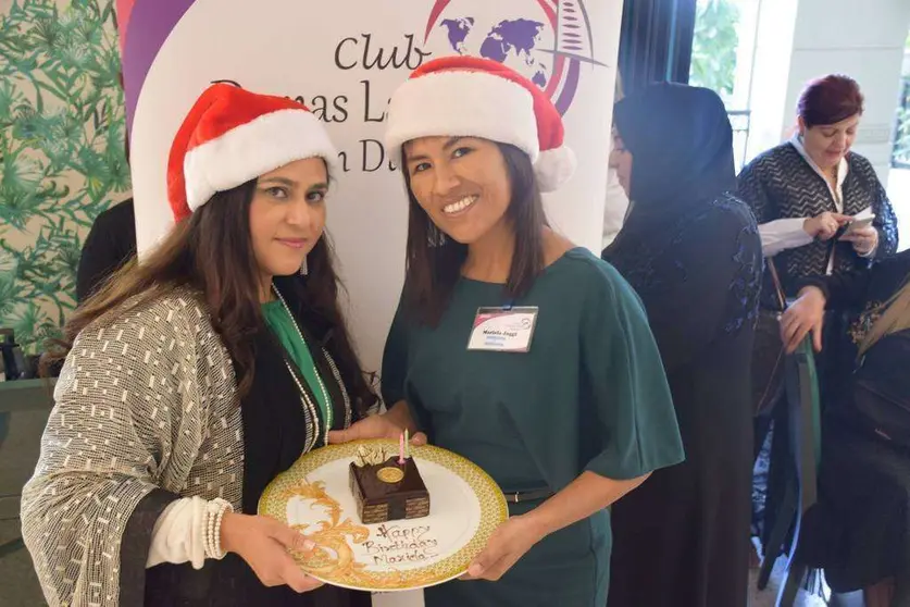 Un momento del café navideño del Club Damas Latinas.