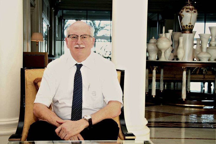 David G. Hirsch, en el vestíbulo del Palacio Versace en Dubai. (EL CORREO)
