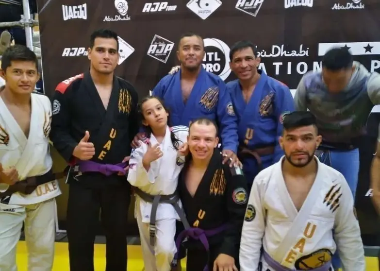 En el centro de la image Jorge Lasso en el campeonato de Jiu jitsu de Bogotá. (Cedida)