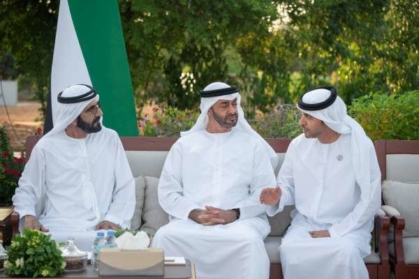 De izquierda a derecha, el gobernante de Dubai, el príncipe heredero de Abu Dhabi y el jeque Hamdan. (WAM)