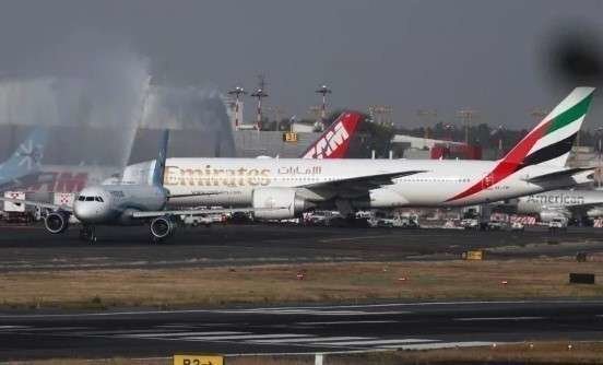 Chorros de agua dieron la bienvenida al avión de Emirates en Ciudad de México. (Emirates)