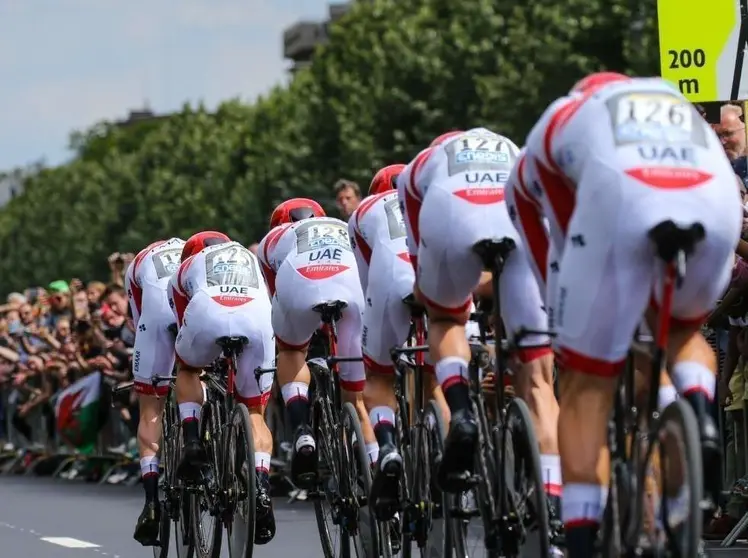 El equipo ciclista de Emiratos Árabes durante una carrera. (Twitter)