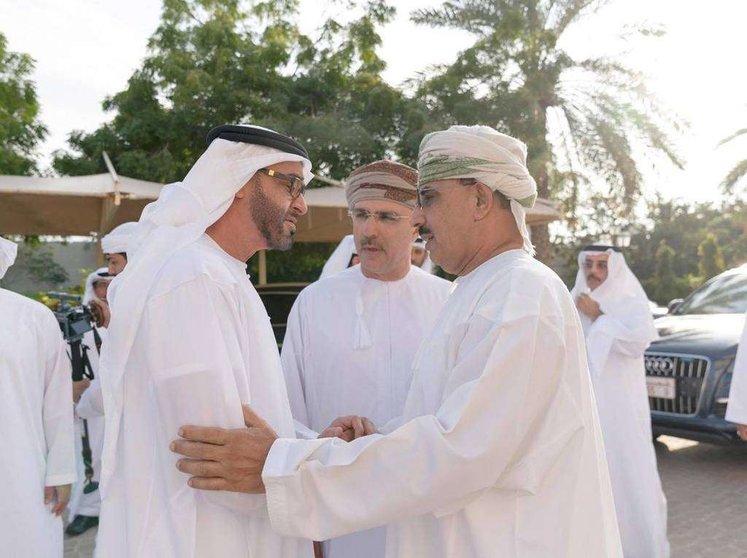 El jeque Mohamed bin Zayed ofrece sus condolencias a Abdullah bin Ali Al Araimi tras la muerte de su hijo.