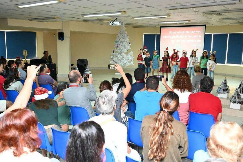 Las familias de los alumnos de 'El Cole' toman imágenes de la actuación de los niños durante el acto navideño celebrado por el centro en Dubai. (EL CORREO)