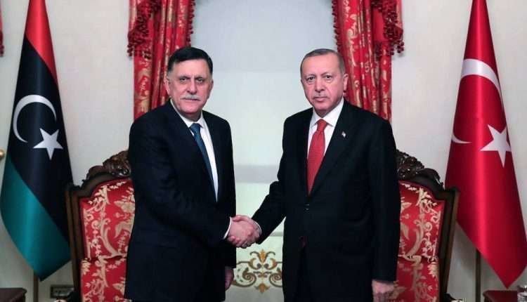 Erdogan y el dirigente del gobierno libio de unión nacional (GNA), Fayez al-Sarraj.