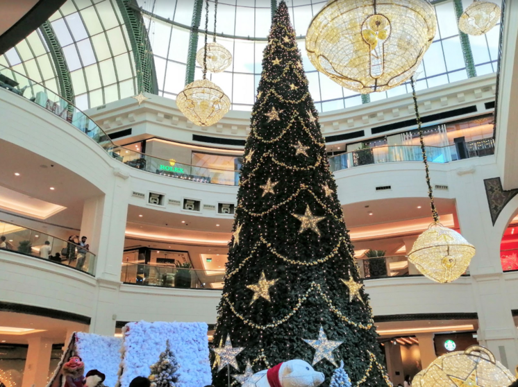Árbol de Navidad en el Mall of the Emirates. (EL CORREO)