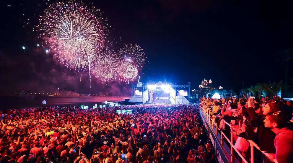 Miles de personas presencian los fuegos artificiales en Dubai en Fin de Año. 