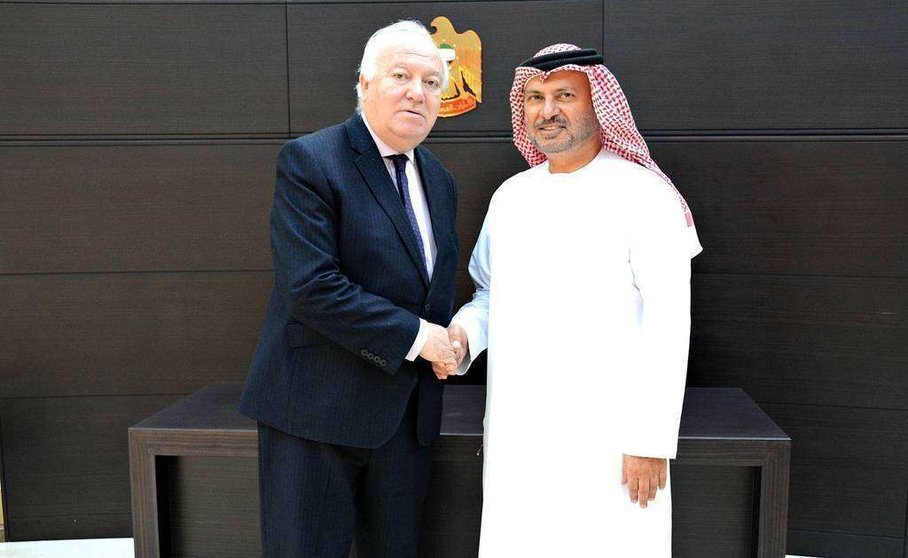 Miguel Ángel Moratinos estrecha la mano del Dr. Anwar bin Mohammed Gargash durante su encuentro en Abu Dhabi. (WAM)