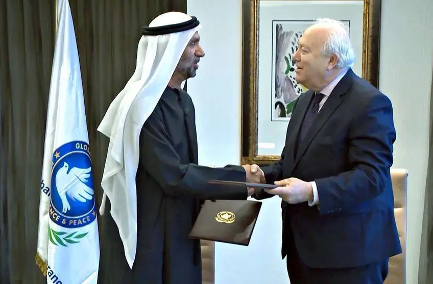 Ahmed bin Mohammed Al Jarwan, presidente del GCTP -izquierda-, y el español Miguel Angel Moratinos, durante la firma del Memorando de Entendimiento en Abu Dhabi. (WAM)