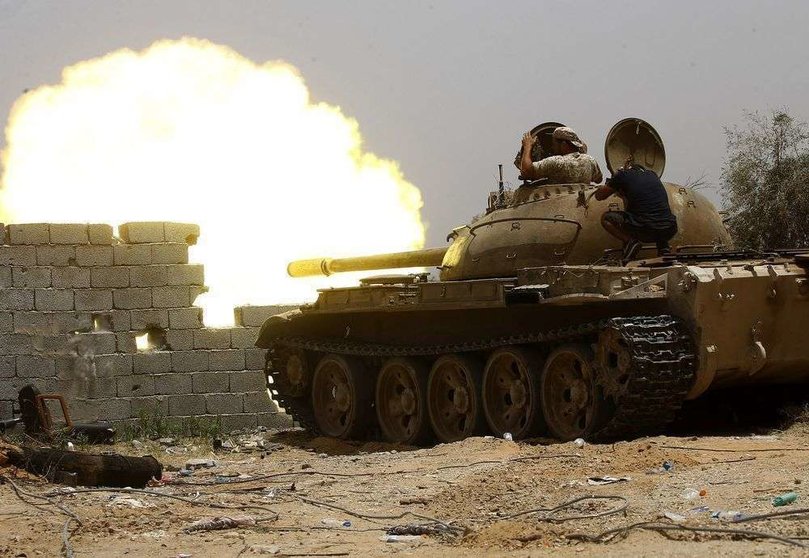 En la imagen de AFP, tanques en Trípoli.