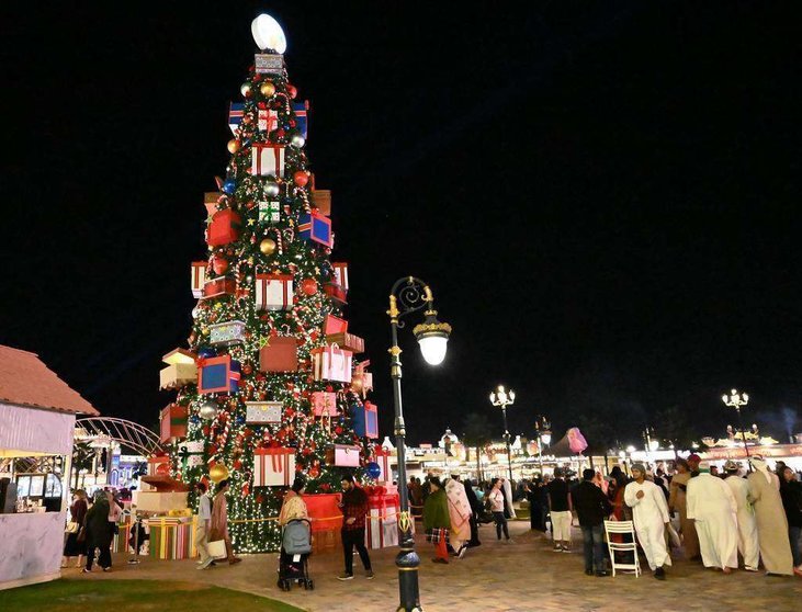 Gigantesco árbol de navidad en Global Village. (EL CORREO)