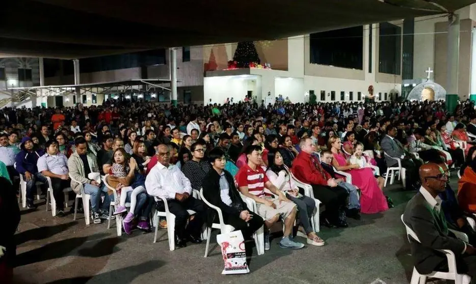 Una misa de Nochebuena en Emiratos.