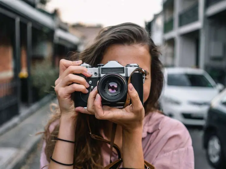 Publicar fotografías de personas sin su autorización tiene graves consecuencias en el país. (Pexels.com)