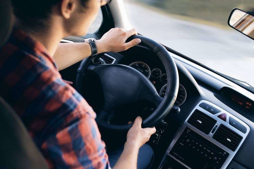 Conducir demasiado despacio causa frustración a otras personas y puede hacer que intenten una maniobra de adelantamiento. (Pexels.com)