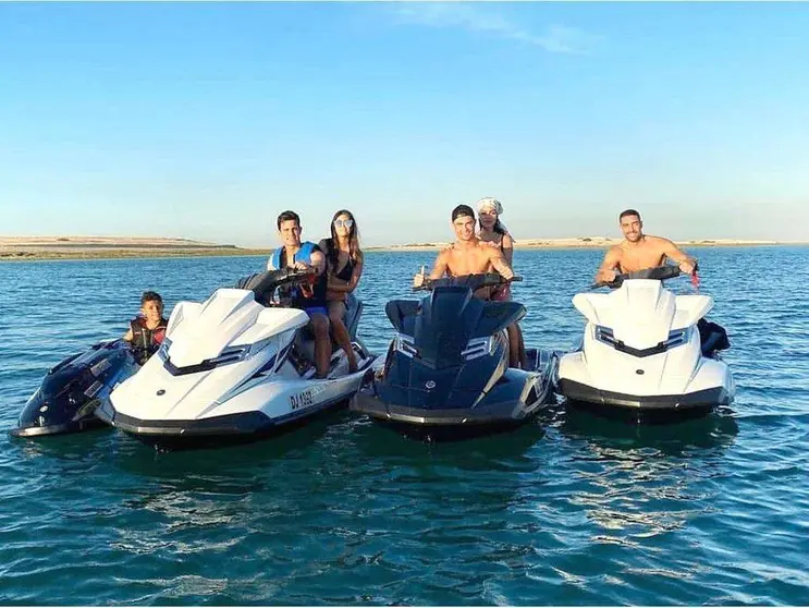 Cristiano Ronaldo y Georgina sobre una moto de agua en Dubai junto a Edu Aguirre y su esposa Julia -a su izquierda-, a Toni Falcó - a su derecha- y su hijo -primero por la izquierda-. (Instagram georginagio)