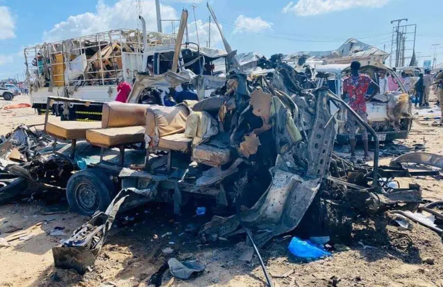 Restos del coche bomba explosionado en Mogadiscio, capital de Somalia. (@HonourableMedia)