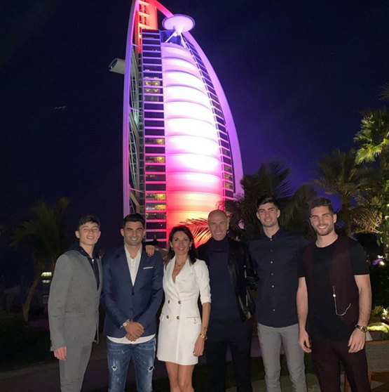 La familia Zidane ante el Burj Al Arab.