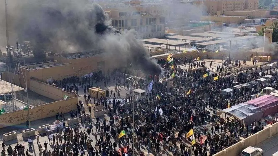 Una imagen de la Embajada estadounidense en Bagdad asaltada por manifestantes.