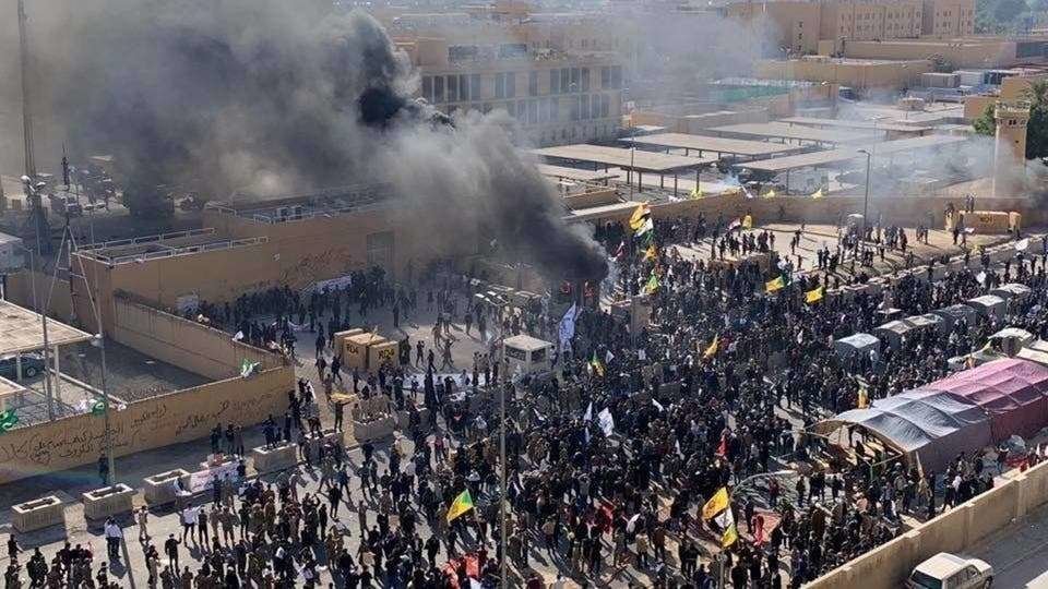 Manifestantes ante la Embajada de EEUU en Irak.