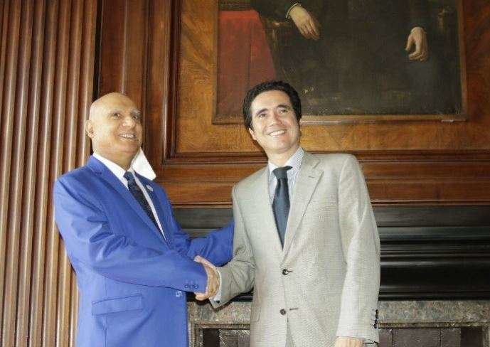 El embajador emiratí a la izquierda y el ministro chileno de Hacienda.