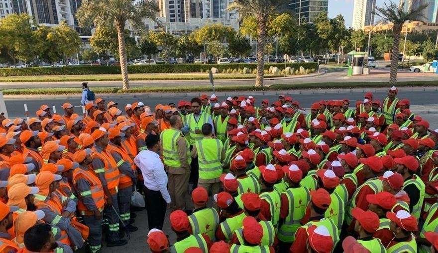 La Municipalidad de Dubai difundió esta imagen de los limpiadores.