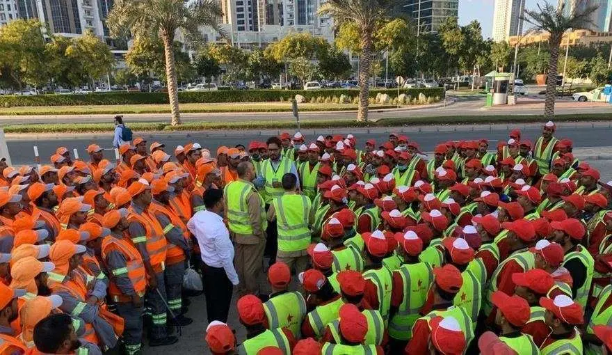 La Municipalidad de Dubai difundió esta imagen de los limpiadores.