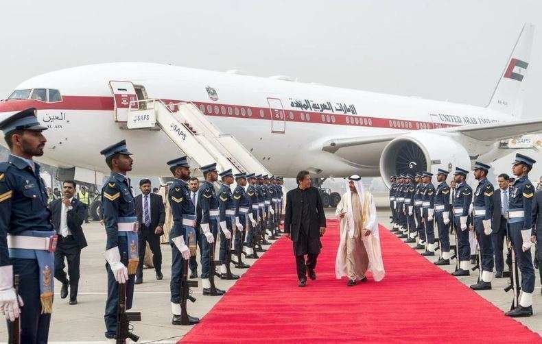 El príncipe Heredero de Abu Dhabi es recibido por Imran Khan, primer ministro de Pakistán, en la base de la Fuerza Aérea Noor.
