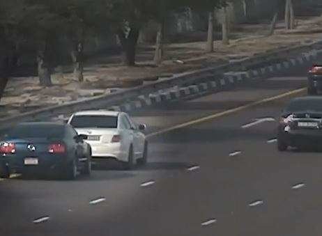 La Policía de Abu Dhabi difundió la imagen de conductores infringiendo la ley.