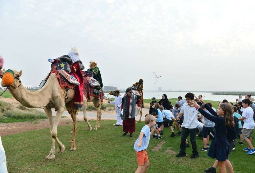 Los Reyes Magos llegan a Yas Island en camello y repartiendo miles de caramelos entre los niños que les aguardaban. (Manaf K. Abbas)