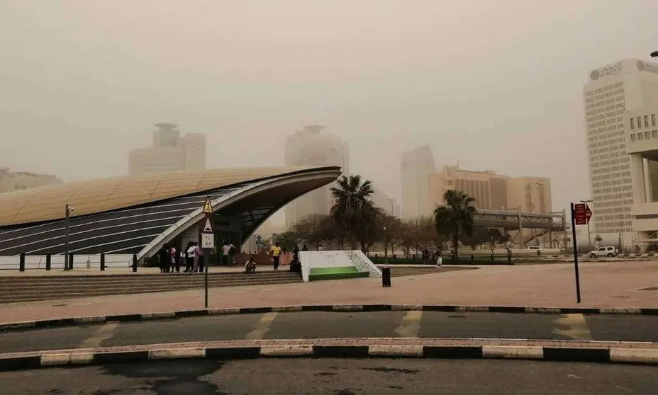 Metro Union en Dubai bajo una tormenta de arena. (EL CORREO)
