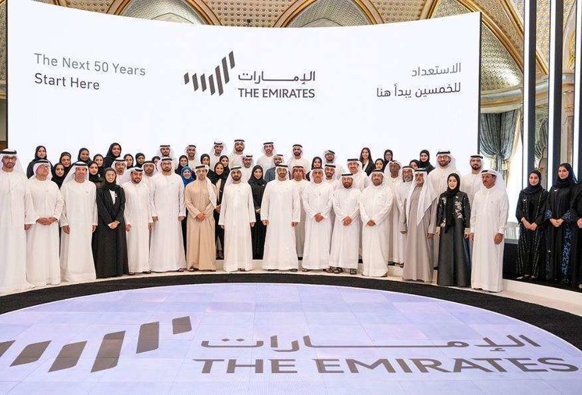 Líderes de Emiratos ante el nuevo logo.