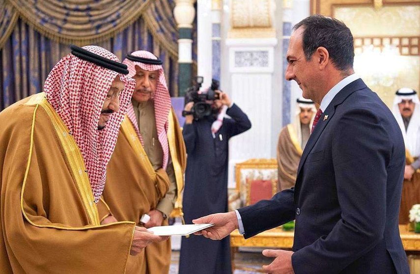 El embajador de Chile Jorge Daccarett, en el momento de presentar cartas credenciales ante el Rey Salman de Arabia Saudita. (@j_daccarett)