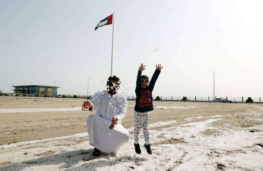 Una imagen de granizo en EAU publicada por la agencia de noticias WAM.