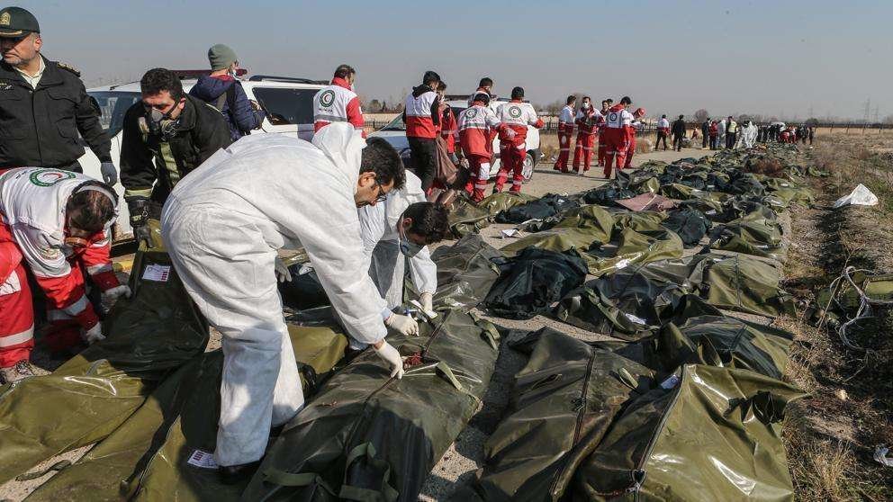 Policía científica iraní en el punto de reunión de los cadáveres de las víctimas del accidente de avión. (EP)